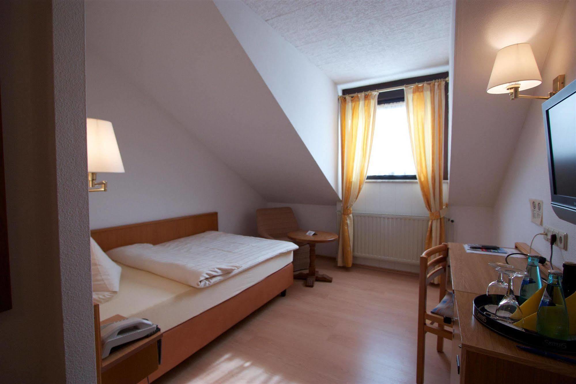 Hotel Zum Loewen Mörfelden-Walldorf Exterior foto